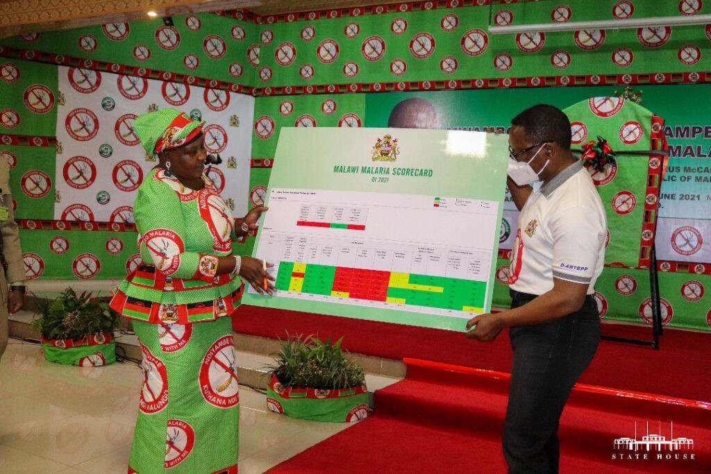 The President and Minister of Health hold up the Malawi malaria scorecard.